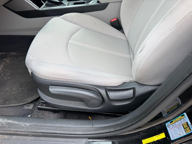 Hyundai Sonata Vehicle Full-screen Gallery Image 17