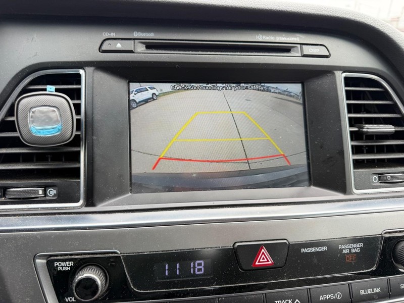 Hyundai Sonata Vehicle Full-screen Gallery Image 18