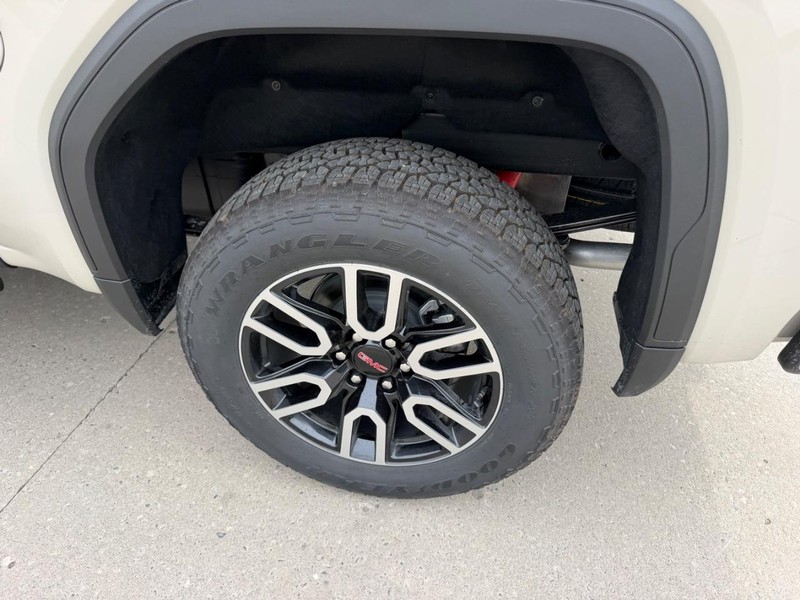 GMC Sierra 1500 Vehicle Full-screen Gallery Image 6