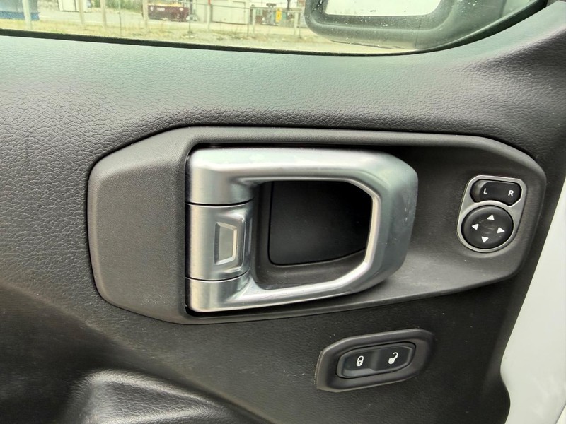 Jeep Wrangler Unlimited Vehicle Full-screen Gallery Image 16