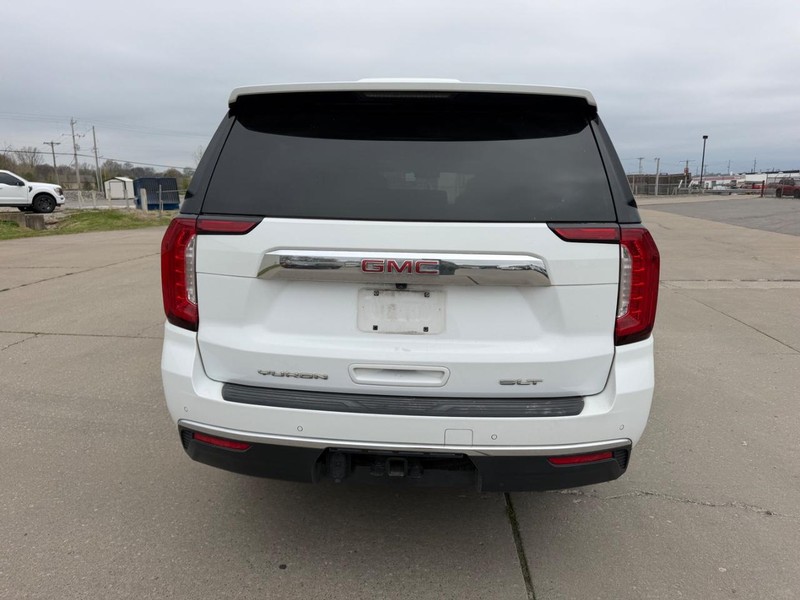 GMC Yukon XL Vehicle Full-screen Gallery Image 4