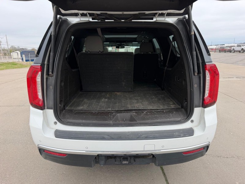 GMC Yukon XL Vehicle Full-screen Gallery Image 5