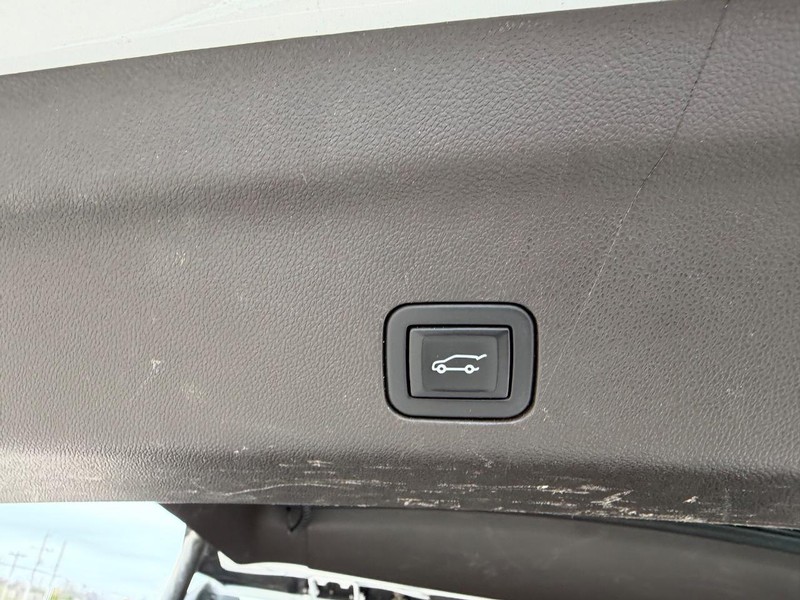 GMC Yukon XL Vehicle Full-screen Gallery Image 6