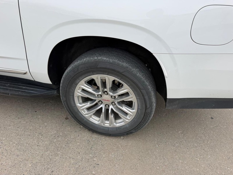 GMC Yukon XL Vehicle Full-screen Gallery Image 7