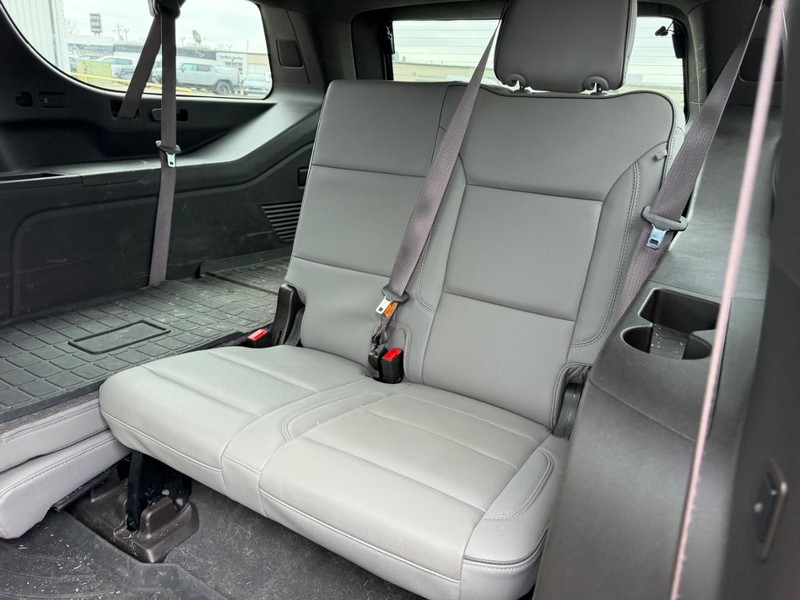 GMC Yukon XL Vehicle Full-screen Gallery Image 8