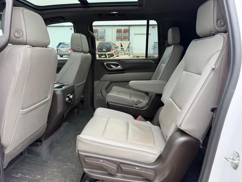 GMC Yukon XL Vehicle Full-screen Gallery Image 9