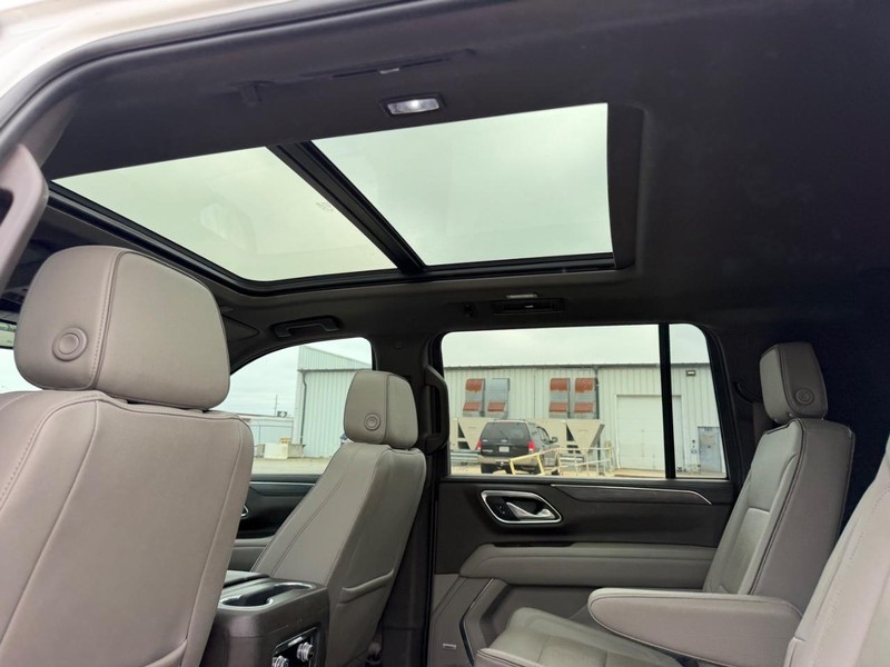 GMC Yukon XL Vehicle Full-screen Gallery Image 10