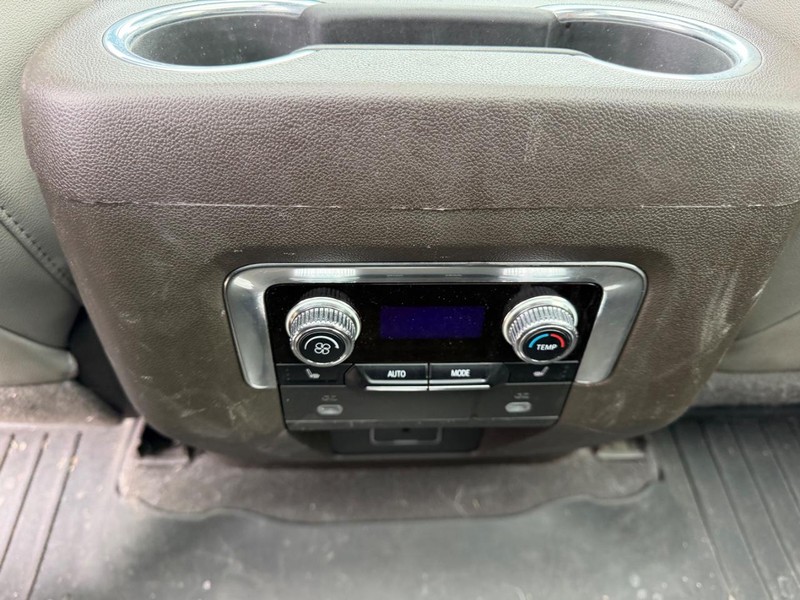 GMC Yukon XL Vehicle Full-screen Gallery Image 11