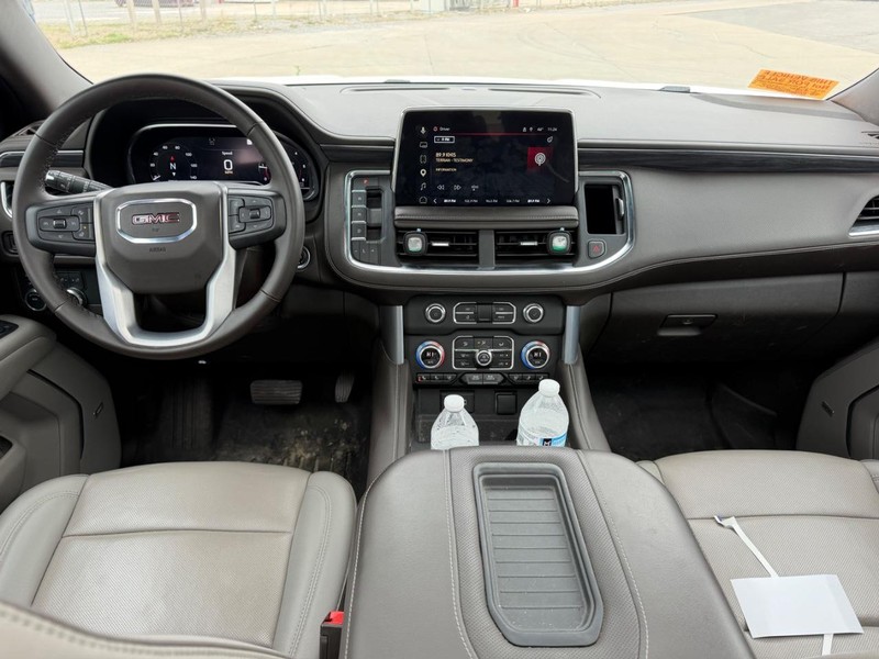 GMC Yukon XL Vehicle Full-screen Gallery Image 12