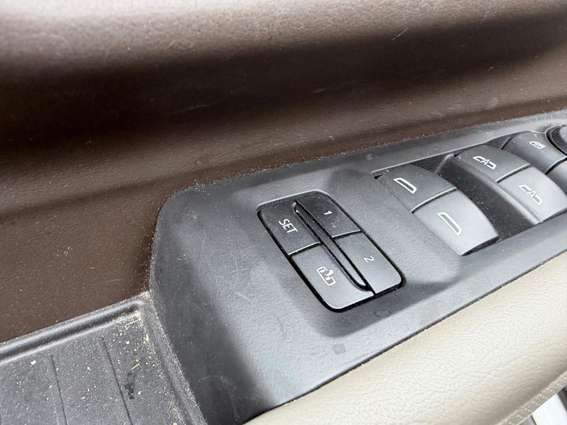 GMC Yukon XL Vehicle Full-screen Gallery Image 21