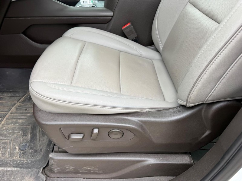 GMC Yukon XL Vehicle Full-screen Gallery Image 22