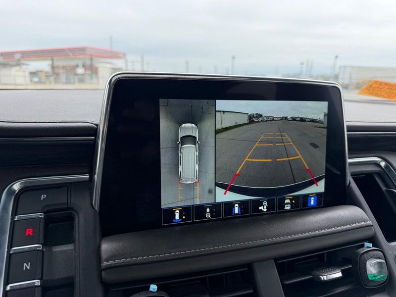 GMC Yukon XL Vehicle Full-screen Gallery Image 24