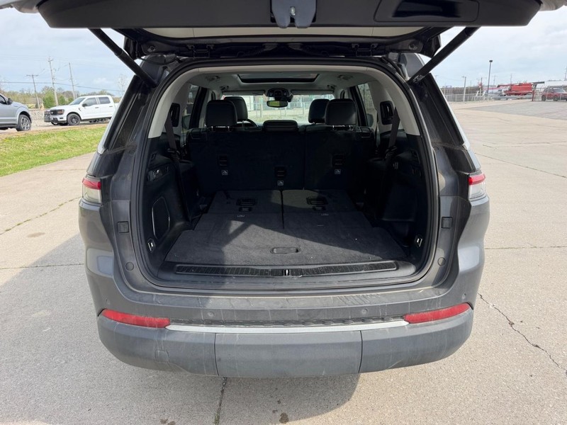 Jeep Grand Cherokee L Vehicle Full-screen Gallery Image 5