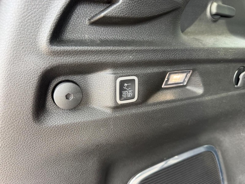 Jeep Grand Cherokee L Vehicle Full-screen Gallery Image 6