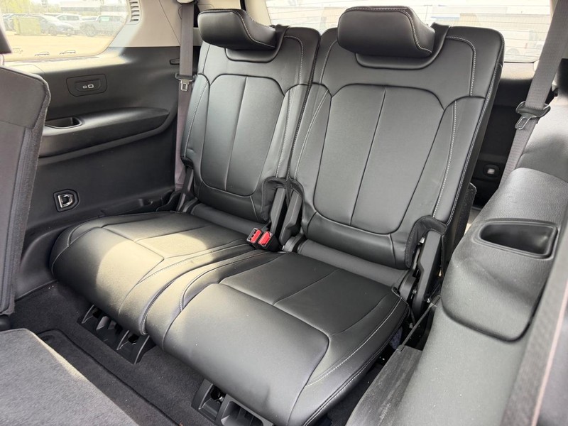 Jeep Grand Cherokee L Vehicle Full-screen Gallery Image 8