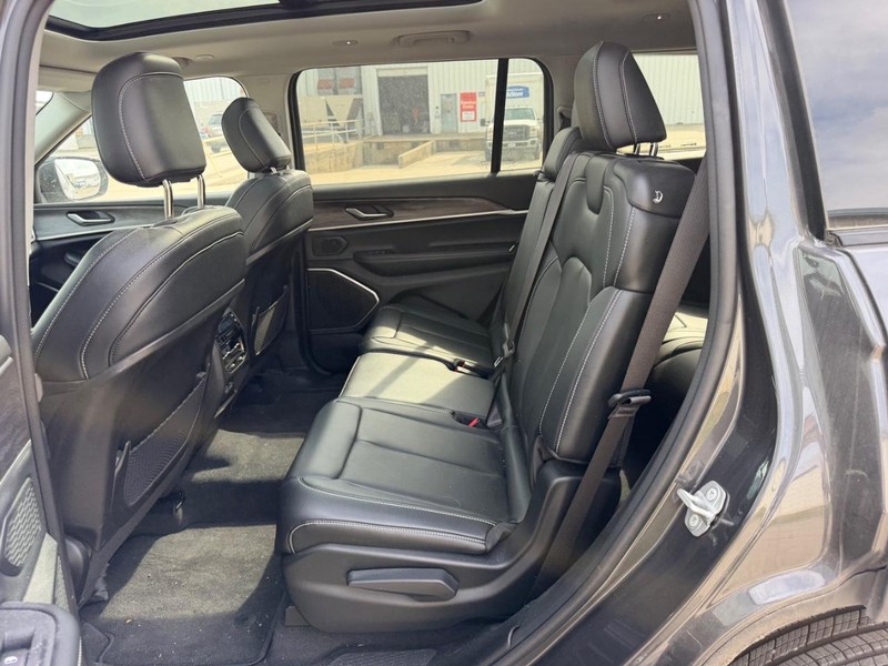 Jeep Grand Cherokee L Vehicle Full-screen Gallery Image 9