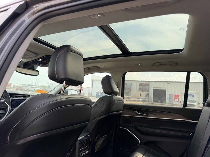 Jeep Grand Cherokee L Vehicle Full-screen Gallery Image 10