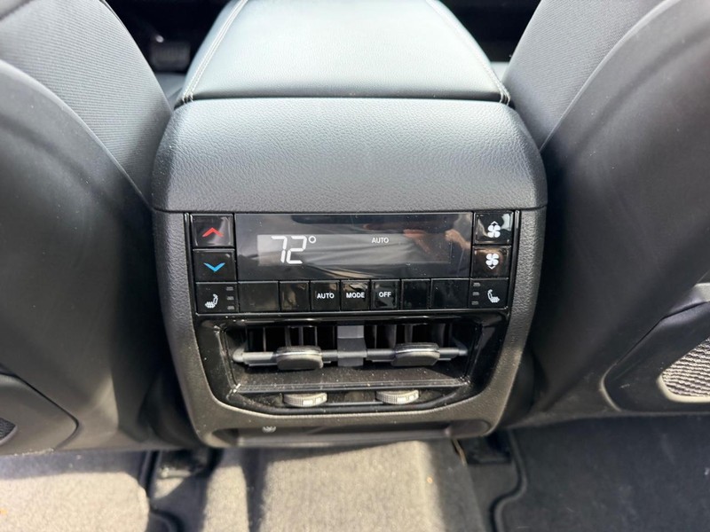 Jeep Grand Cherokee L Vehicle Full-screen Gallery Image 11