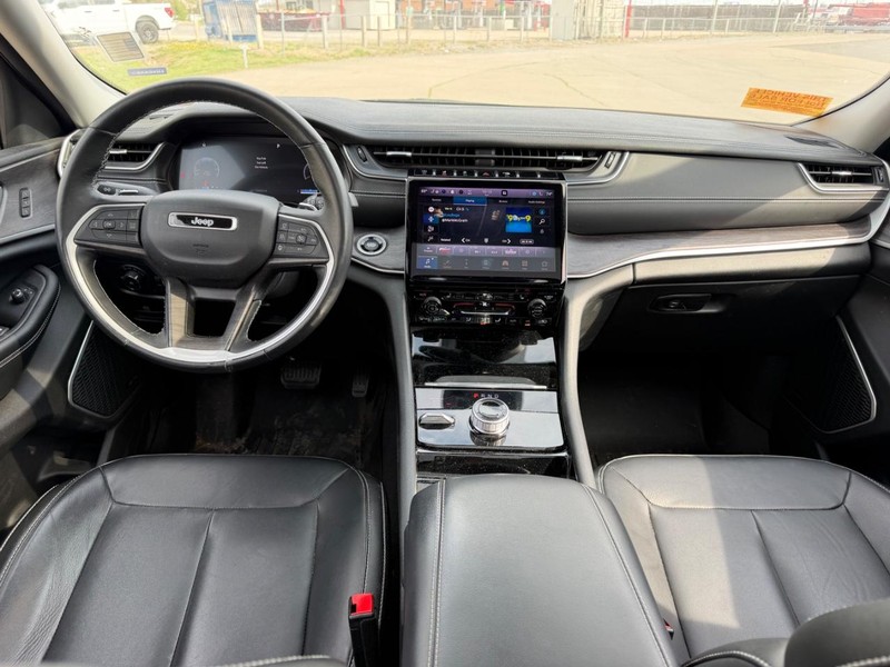 Jeep Grand Cherokee L Vehicle Full-screen Gallery Image 12