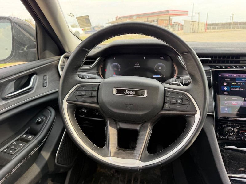 Jeep Grand Cherokee L Vehicle Full-screen Gallery Image 13