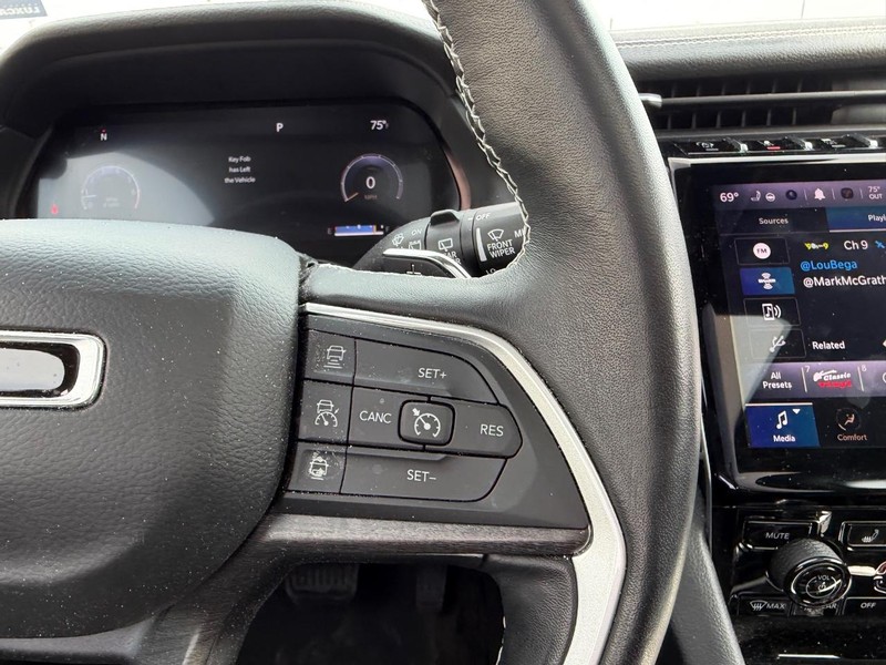 Jeep Grand Cherokee L Vehicle Full-screen Gallery Image 15