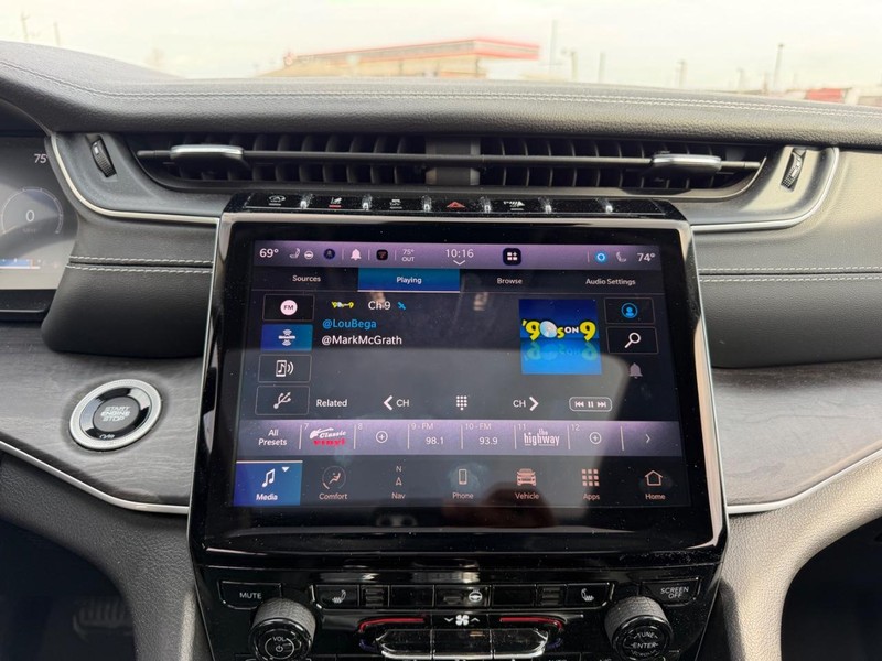 Jeep Grand Cherokee L Vehicle Full-screen Gallery Image 16