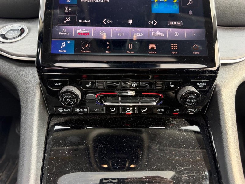 Jeep Grand Cherokee L Vehicle Full-screen Gallery Image 17