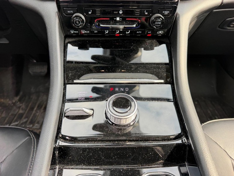 Jeep Grand Cherokee L Vehicle Full-screen Gallery Image 18