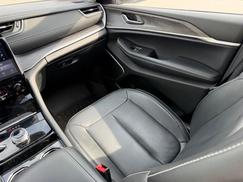 Jeep Grand Cherokee L Vehicle Full-screen Gallery Image 19