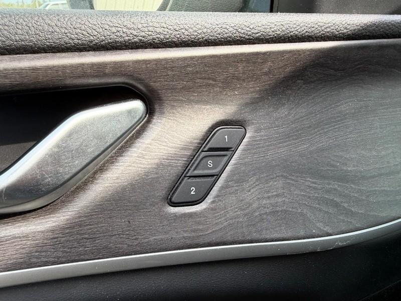 Jeep Grand Cherokee L Vehicle Full-screen Gallery Image 21