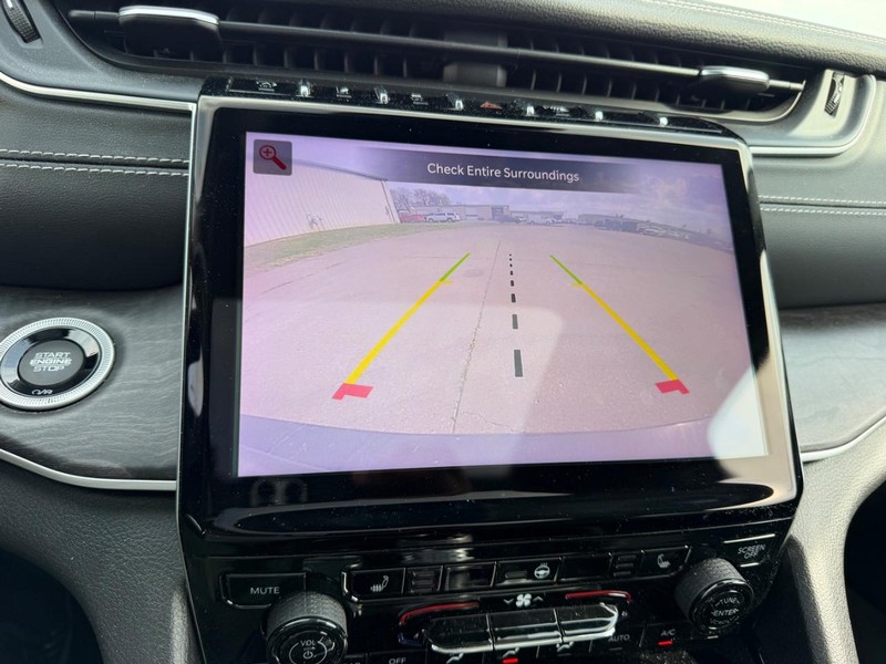 Jeep Grand Cherokee L Vehicle Full-screen Gallery Image 24