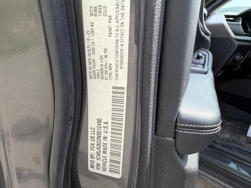 Jeep Grand Cherokee L Vehicle Full-screen Gallery Image 25