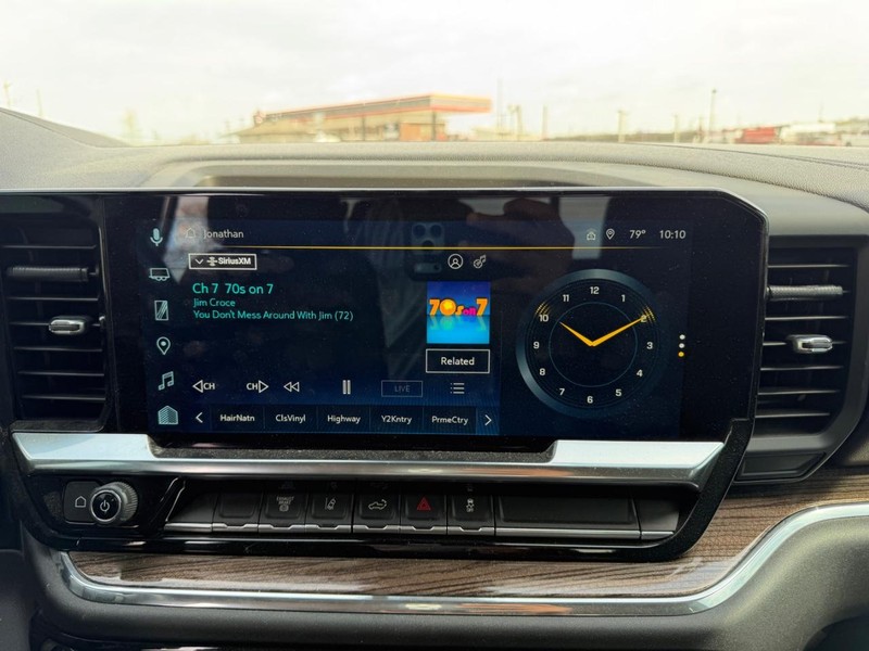 Chevrolet Silverado 2500HD Vehicle Full-screen Gallery Image 12