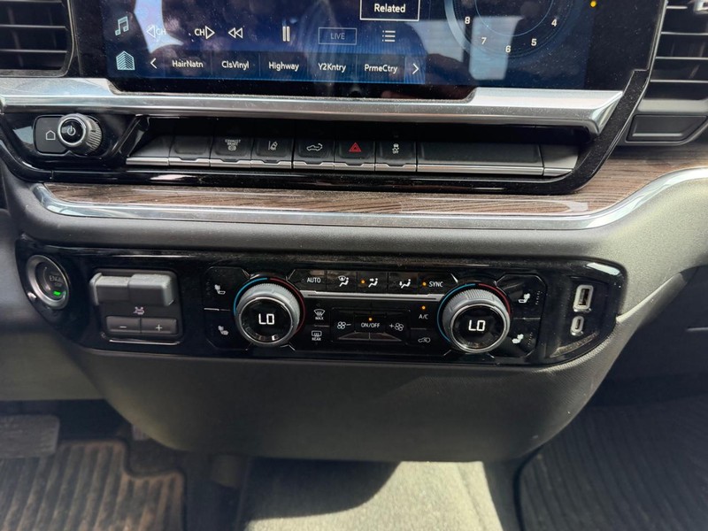 Chevrolet Silverado 2500HD Vehicle Full-screen Gallery Image 13