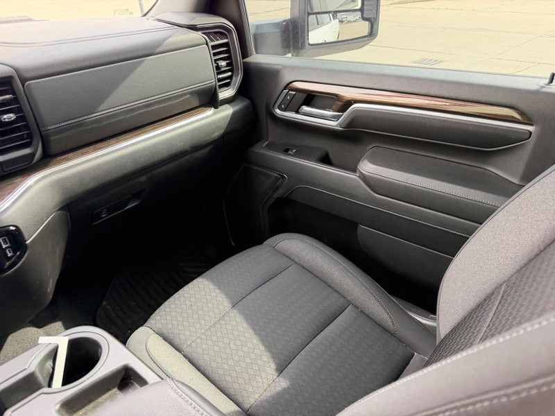 Chevrolet Silverado 2500HD Vehicle Full-screen Gallery Image 14