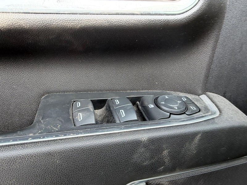 Chevrolet Silverado 2500HD Vehicle Full-screen Gallery Image 15