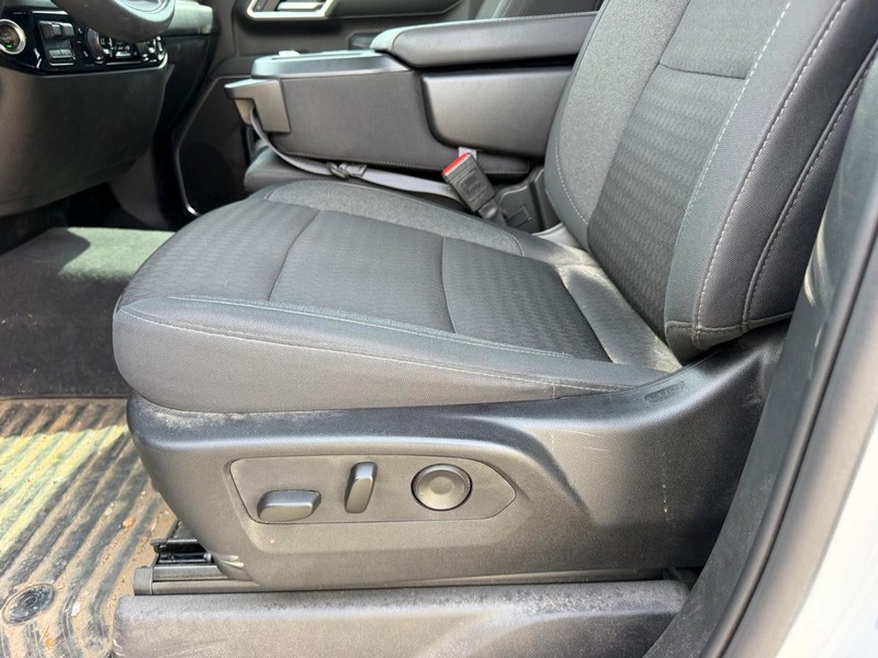 Chevrolet Silverado 2500HD Vehicle Full-screen Gallery Image 16