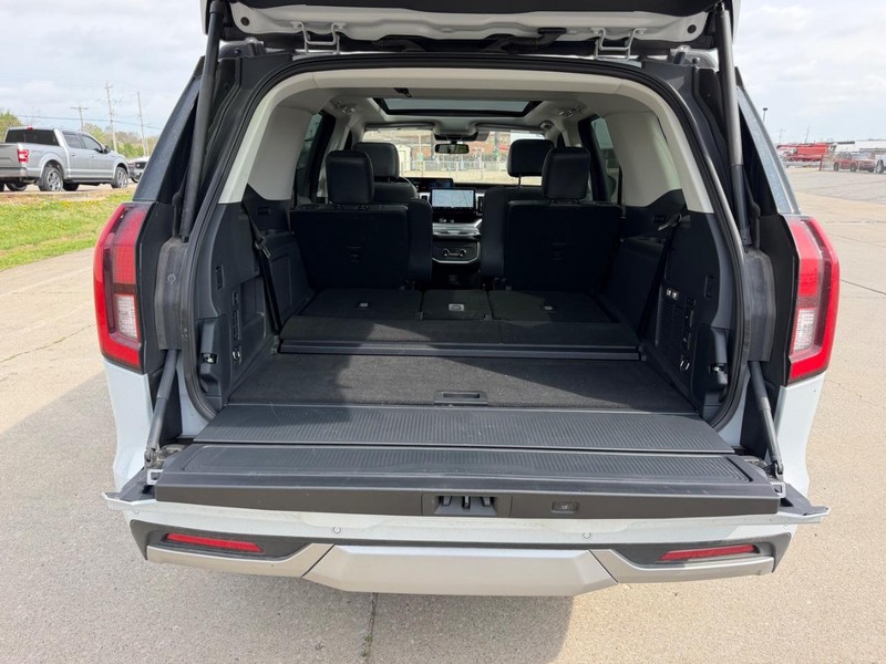 Ford Expedition Vehicle Full-screen Gallery Image 4