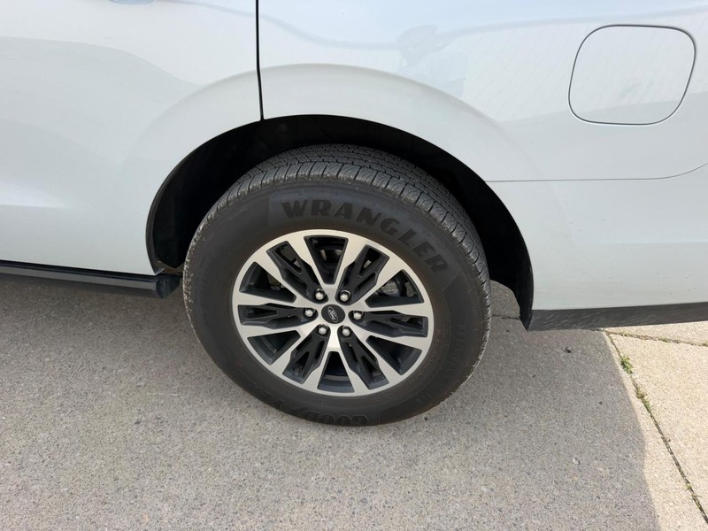 Ford Expedition Vehicle Full-screen Gallery Image 6