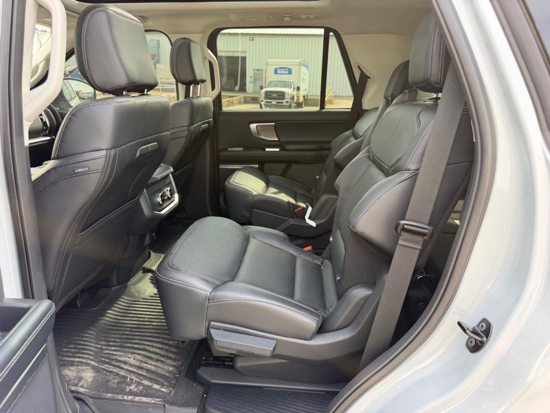 Ford Expedition Vehicle Full-screen Gallery Image 8