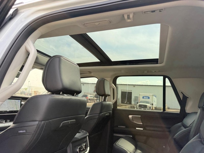 Ford Expedition Vehicle Full-screen Gallery Image 9