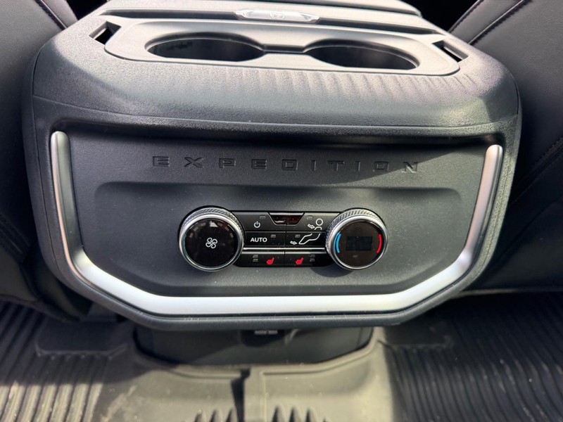 Ford Expedition Vehicle Full-screen Gallery Image 10