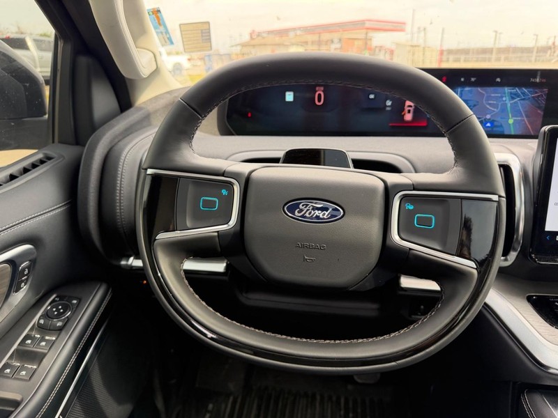 Ford Expedition Vehicle Full-screen Gallery Image 12