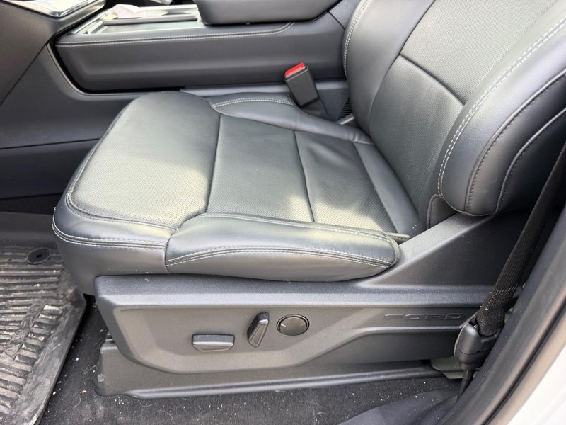 Ford Expedition Vehicle Full-screen Gallery Image 19