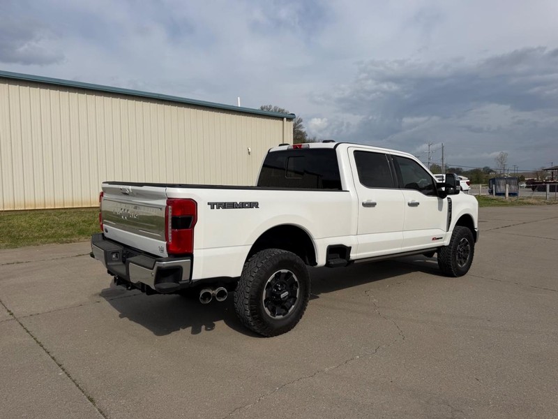 Ford Super Duty F-250 SRW Vehicle Full-screen Gallery Image 3