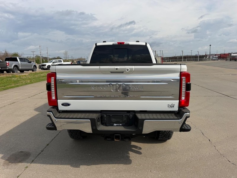 Ford Super Duty F-250 SRW Vehicle Full-screen Gallery Image 4