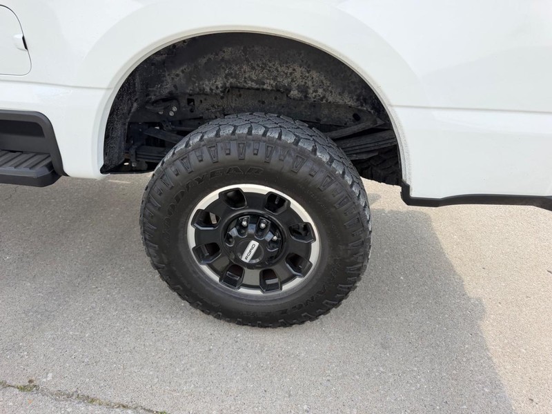 Ford Super Duty F-250 SRW Vehicle Full-screen Gallery Image 6