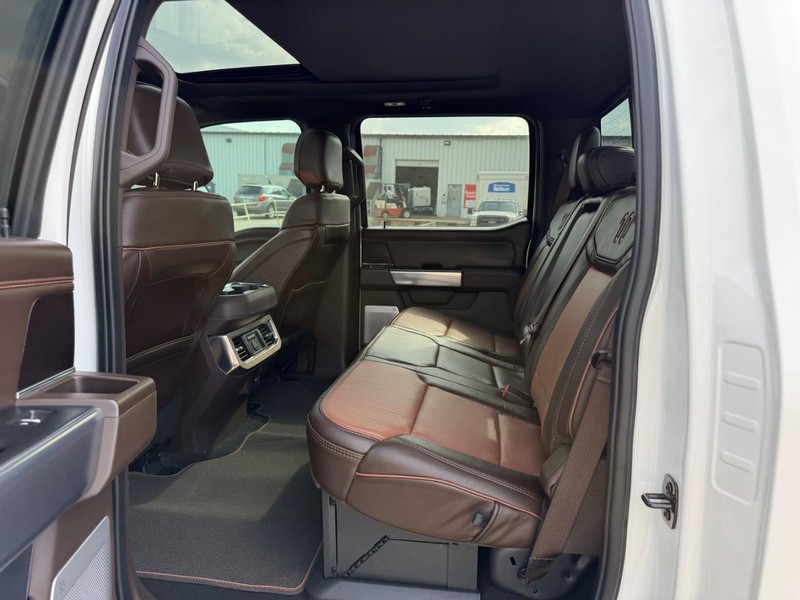 Ford Super Duty F-250 SRW Vehicle Full-screen Gallery Image 7