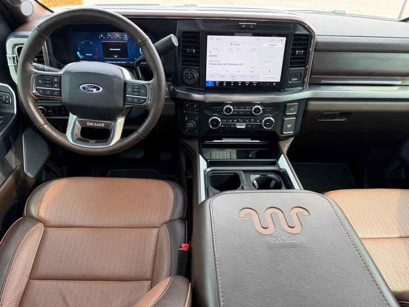 Ford Super Duty F-250 SRW Vehicle Full-screen Gallery Image 9