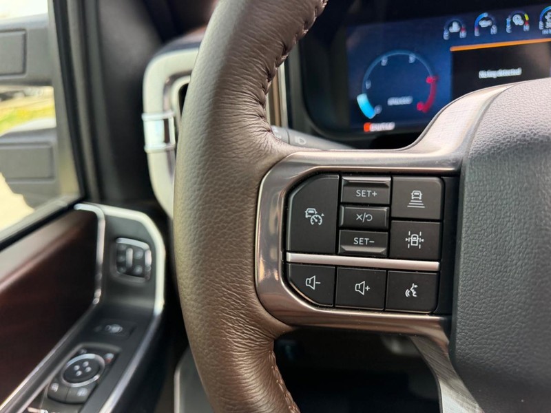 Ford Super Duty F-250 SRW Vehicle Full-screen Gallery Image 11